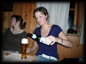 Das restliche Bier mit Hefesatz einschenken